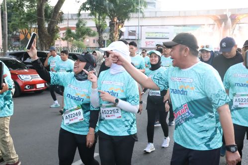 Gubernur Herman Deru Lepas Ribuan Pelari dalam Ampera Tourism Run 2025, Dorong Gaya Hidup Sehat dan Pariwisata. Foto : viralsumsel.com 