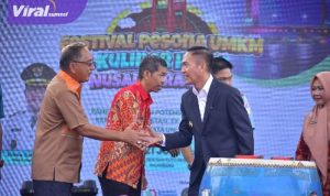 Wali Kota Palembang, Ratu Dewa, secara resmi membuka ajang Pesona UMKM dan Kuliner Halal Nusantara 2025 di pelataran ikonik Plaza Benteng Kuto Besak (BKB), Kamis (19/6/2025) pagi.. Foto : viralsumsel.com /win