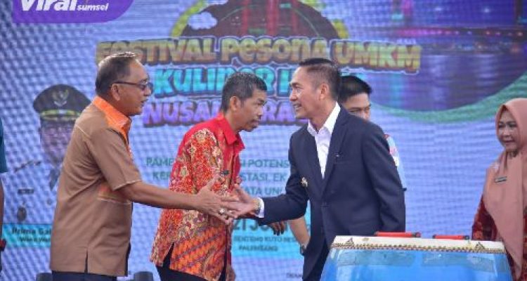 Wali Kota Palembang, Ratu Dewa, secara resmi membuka ajang Pesona UMKM dan Kuliner Halal Nusantara 2025 di pelataran ikonik Plaza Benteng Kuto Besak (BKB), Kamis (19/6/2025) pagi.. Foto : viralsumsel.com /win