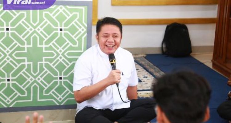 Usai Shalat Jumat Berjamaah di Kantor, Gubernur Herman Deru Dengarkan Curhat Para Pegawai. Foto : viralsumsel.com /win