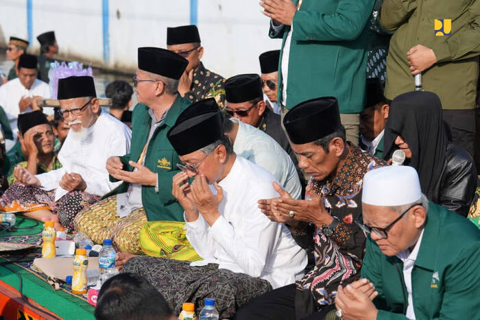 Istighosah Bersama Warga Demak, Kementerian PU Bergerak Cepat Atasi Banjir Rob. Foto : viralsumsel.com