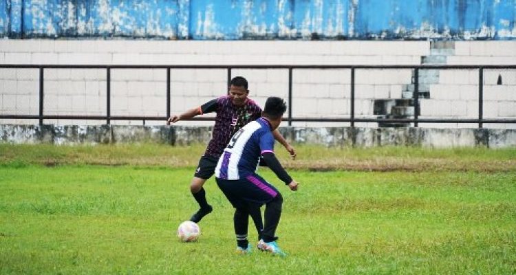 Laga Persahabatan Pemkot vs DPRD Prabumulih Berlangsung Seru: Wali Kota Arlan Cetak Sejarah di Lapangan Hijau. Foto : viralsumsel.com /man