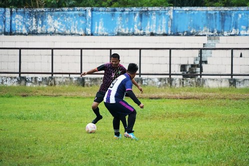 Laga Persahabatan Pemkot vs DPRD Prabumulih Berlangsung Seru: Wali Kota Arlan Cetak Sejarah di Lapangan Hijau. Foto : viralsumsel.com /man