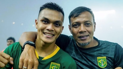 Pulang Membawa Misi Juara, Rachmat Irianto Resmi Kembali ke Persebaya. Foto : lib