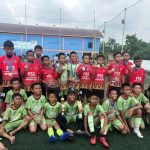 Senyum ceria para pemain SSB PSS U-12 dan U-11 usai angkat trofi juara Mini Football League Sumsel 2025. Foto : viralsumsel.com /asa