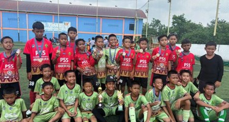 Senyum ceria para pemain SSB PSS U-12 dan U-11 usai angkat trofi juara Mini Football League Sumsel 2025. Foto : viralsumsel.com /asa