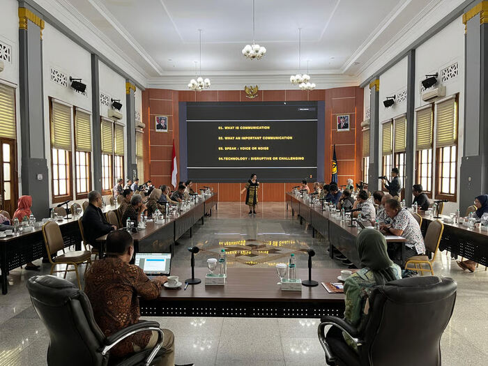 Sambutan Pembuka, Rosma Handayani, Direktur SDM & Umum PT KAI dalam Sesi Berbagi Inspiratif. Foto: viralsumsel.com