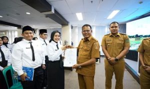 Resmi Diangkat! 68 CPNS Formasi 2004 Kota Prabumulih Terima SK dari Wali Kota H. Arlan. Foto : viralsumsel.com /man