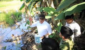 Percepat Penanganan Banjir, Gubernur Sumsel Herman Deru Tinjau Lokasi Pembuatan Kolam Retensi di Jalan Gotong Royong OKU. Foto : viralsumsel.com /win
