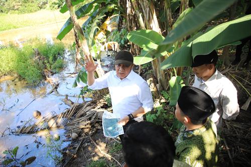 Percepat Penanganan Banjir, Gubernur Sumsel Herman Deru Tinjau Lokasi Pembuatan Kolam Retensi di Jalan Gotong Royong OKU. Foto : viralsumsel.com /win