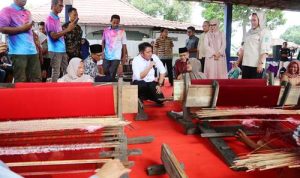 Peduli Keselamatan Kerja, Gubernur Herman Deru : Pemerintah Akan Biayai BPJS Pengrajin Besi. Foto : viralsumsel.com /win