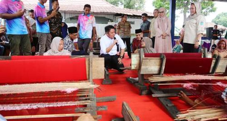 Peduli Keselamatan Kerja, Gubernur Herman Deru : Pemerintah Akan Biayai BPJS Pengrajin Besi. Foto : viralsumsel.com /win
