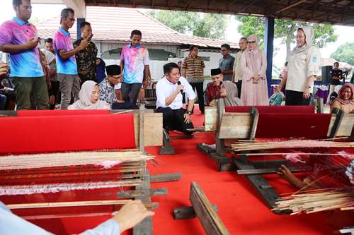Peduli Keselamatan Kerja, Gubernur Herman Deru : Pemerintah Akan Biayai BPJS Pengrajin Besi. Foto : viralsumsel.com /win