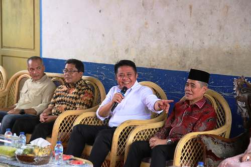 Gubernur Herman Deru Siapkan Koperasi Merah Putih untuk Penguatan Ekonomi Pengrajin Songket Ogan Ilir. Foto : viralsumsel.com /win