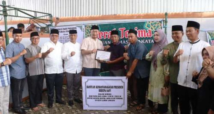 Wali Kota Lubuk Linggau Serahkan Sapi Kurban dari Presiden RI