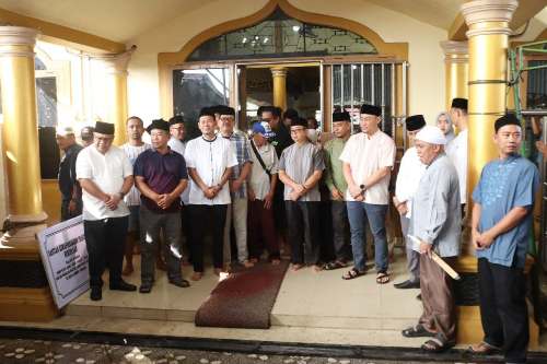 Wali Kota Lubuk Linggau Serahkan Sapi Kurban dari Presiden RI. Foto : viralsumsel.com /ril