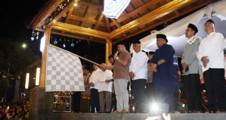 Wali Kota Lubuk Linggau Lepas Takbiran Idul Adha 1446 H di Alun-alun Merdeka. Foto : viralsumsel.com /win