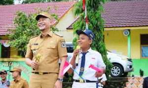 Walikota Lubuklinggau Jadi Pembina Upacara di SMP N 14 Lubuklinggau. Foto : viralsumsel.com /win