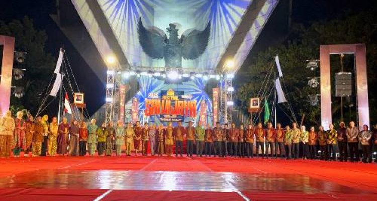 Wali Kota dan Ketua TP PKK Kota Lubuk Linggau Hadiri Pembukaan Festival Sriwijaya XXXIII. Foto : viralsumsel.com /win