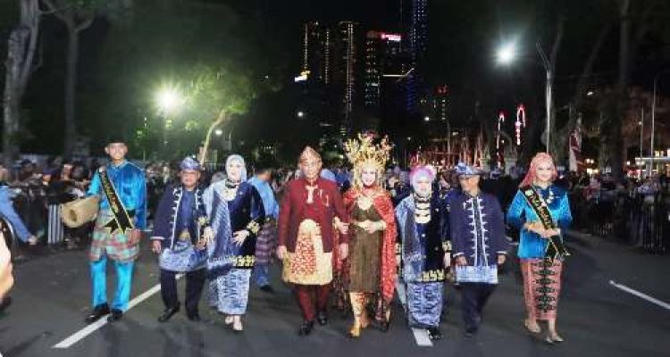 Kota Lubuk Linggau Tampil Memukau di Karnaval Budaya, Rangkaian Munas ke-VII Apeksi di Surabaya. Foto : viralsumsel.com /win