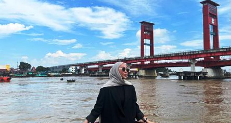 Lepas Rindu Kampung Halaman, Shella Oktaviani Syuting Video Klip di Ikon Wisata Palembang. Foto : viralsumsel.com /ril