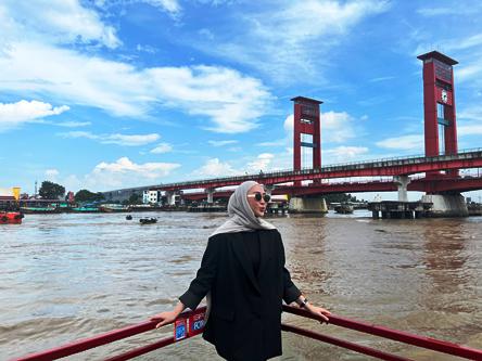 Lepas Rindu Kampung Halaman, Shella Oktaviani Syuting Video Klip di Ikon Wisata Palembang. Foto : viralsumsel.com /ril