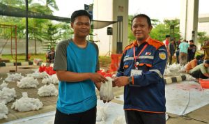 Berbagi Berkah Iduladha, LRT Jabodebek Salurkan 700 Paket Daging Kurban untuk Warga Sekitar. Foto: viralsumsel.com