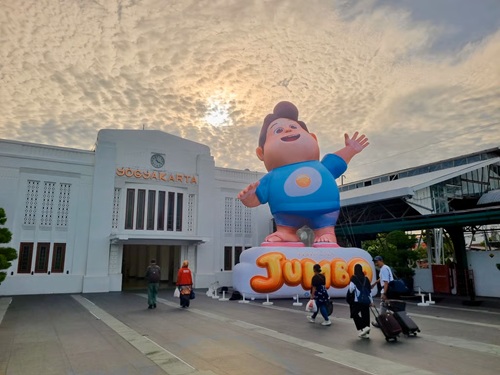 Balon Jumbo “Dolan Neng Jogja” Sambut Wisatawan di Stasiun Yogyakarta Balon Jumbo “Dolan Neng Jogja” Sambut Wisatawan di Stasiun Yogyakarta