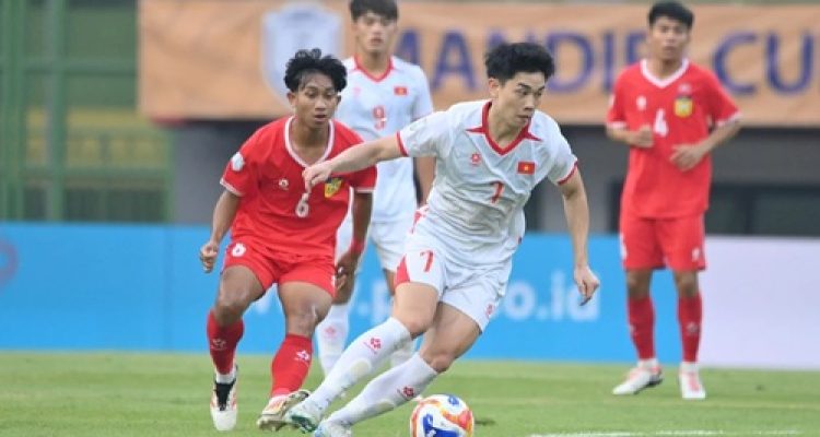 Nguyễn Hiểu Minh Gemilang, Vietnam Libas Laos 3-0 di Laga Perdana Grup B