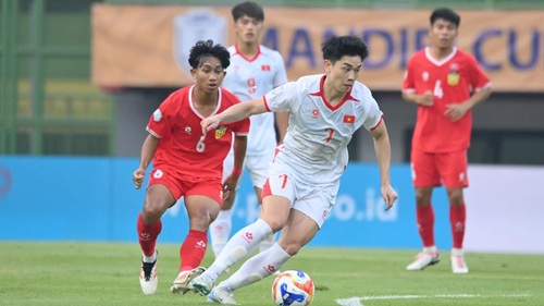 Nguyễn Hiểu Minh Gemilang, Vietnam Libas Laos 3-0 di Laga Perdana Grup B
