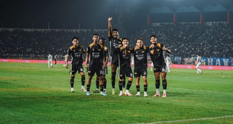 Bermain 10 Orang, Dewa United Banten FC Tahan Imbang Persib Lewat Drama Menit Akhir