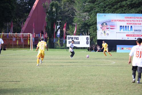 Sportivitas Demokrasi: Herman Deru Buka Turnamen Sepak Bola Antar Parpol Pertama di Indonesia
