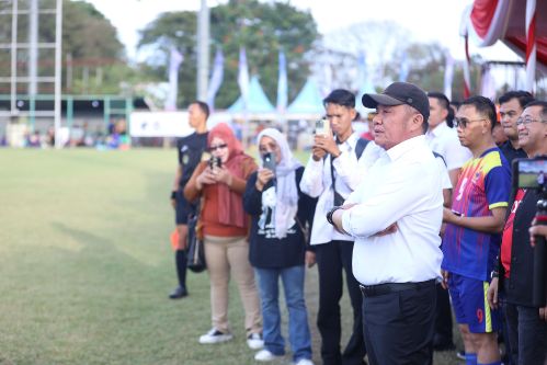 Sportivitas Demokrasi: Herman Deru Buka Turnamen Sepak Bola Antar Parpol Pertama di Indonesia