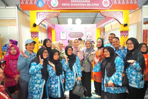 Febrita Lustia Deru Bawa Misi Kerajinan Sumsel di HUT ke-45 Dekranas di Balikpapan. Foto : viralsumsel.com /win