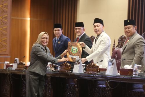 DPRD Sumsel Bahas Tiga Raperda Strategis, Sekda Edward Candra Dengarkan Pandangan Fraksi