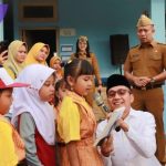 Serentak, Wako, Wawako Dan Sekda Kota Palembang Bagikan Seragam Gratis Siswa SD-SMP
