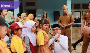 Serentak, Wako, Wawako Dan Sekda Kota Palembang Bagikan Seragam Gratis Siswa SD-SMP