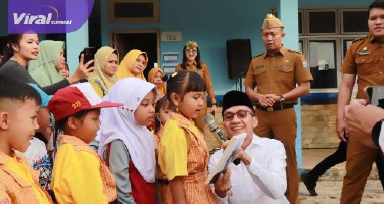 Serentak, Wako, Wawako Dan Sekda Kota Palembang Bagikan Seragam Gratis Siswa SD-SMP