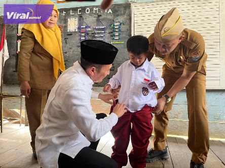 Puluhan Ribu Siswa Baru di Palembang Terima Seragam Gratis, Komitmen Wali Kota Ratu Dewa