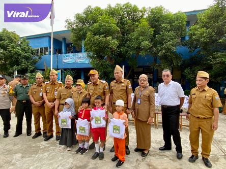 112 Siswa SDN 135 Palembang Terima Seragam Gratis, Guru dan Wali Murid Apresiasi Program Pemkot