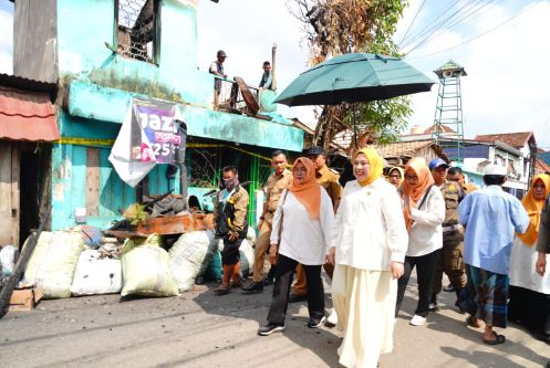 Ketua BKOW Sumsel Lidyawati Cik Ujang Tinjau dan Bantu Warga Terdampak Kebakaran di Seberang Ulu I