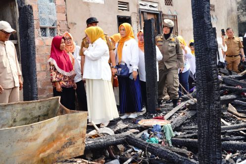 Ketua BKOW Sumsel Lidyawati Cik Ujang Tinjau dan Bantu Warga Terdampak Kebakaran di Seberang Ulu I