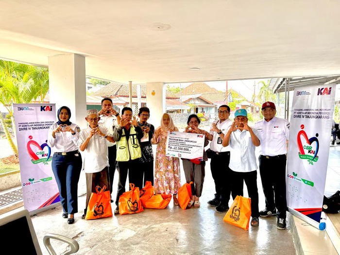 KAI Divre IV Tanjungkarang Salurkan Bantuan CSR dan Berikan Penghargaan kepada Mitra Debitur. Foto: viralsumsel.com