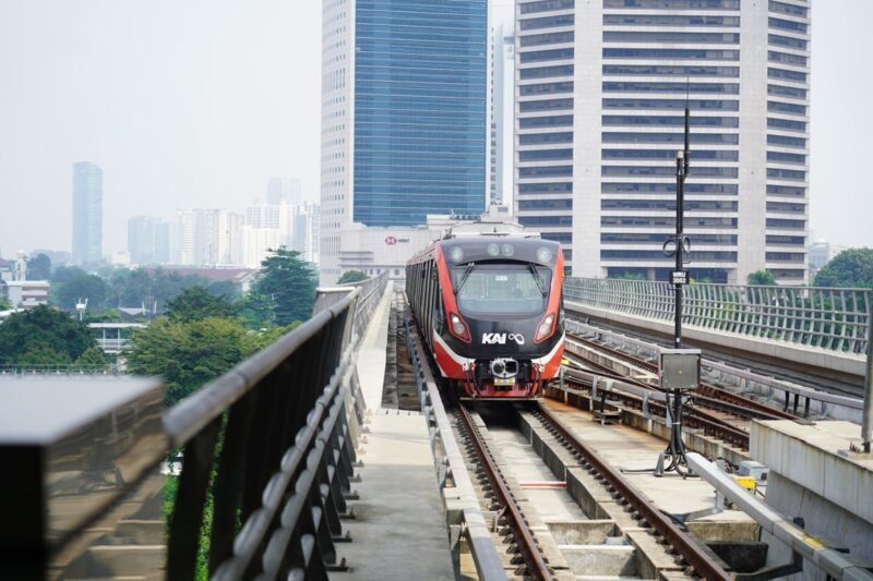 LRT Jabodebek Jadi Pilihan Mobilitas Masyarakat, Angkutan 2,31 Juta Pengguna di Bulan Juni. Foto: viralsumsel.com