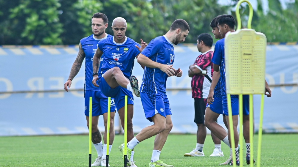Persib Bandung Gelar Latihan Perdana Pra Musim Liga 1 2025/26: Banyak Wajah Baru, Tantangan Kebugaran