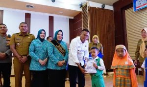 Wali Kota Prabumulih Serahkan Seragam Gratis untuk Siswa SD dan SMP: Bentuk Komitmen Pemerintah Terhadap Dunia Pendidikan
