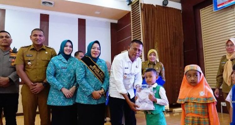 Wali Kota Prabumulih Serahkan Seragam Gratis untuk Siswa SD dan SMP: Bentuk Komitmen Pemerintah Terhadap Dunia Pendidikan