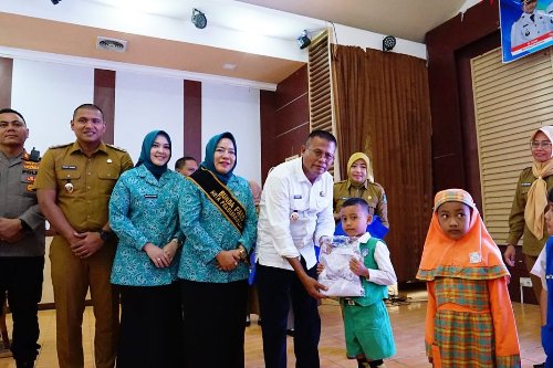 Walikota-Prabumulih-Seragam-Grartis Wali Kota Prabumulih Serahkan Seragam Gratis untuk Siswa SD dan SMP: Bentuk Komitmen Pemerintah Terhadap Dunia Pendidikan