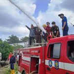 Sigap Tangani Karhutbunlah, Tim Damkar Muba Jinakkan Api di Dekat Komplek Kejaksaan Sekayu
