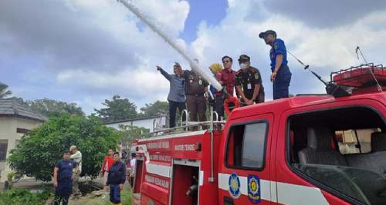 Sigap Tangani Karhutbunlah, Tim Damkar Muba Jinakkan Api di Dekat Komplek Kejaksaan Sekayu